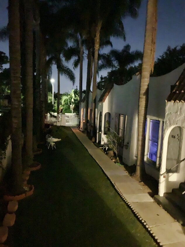 Photo - 808 N Poinsettia Pl (Los Angeles, CA)