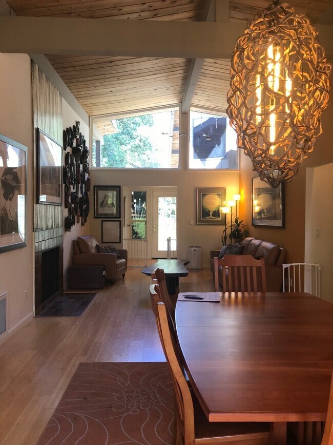 Foto del edificio - 3+ Bedroom Custom Eastside Home