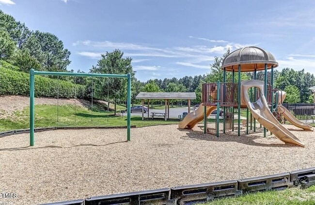 Foto del edificio - 633 Democracy St