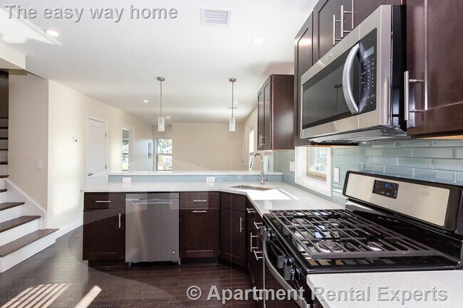 Building Photo - Medford 4BR. 4.5 Baths - New Reno
