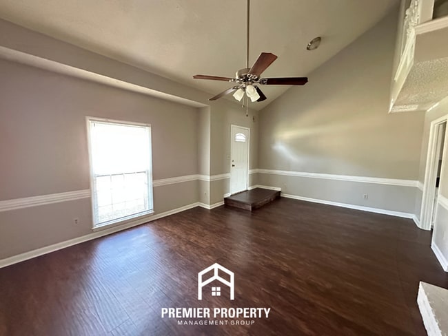 Building Photo - Beautiful 3BR/2BA Near Southwind | Soaring Vaulted Ceilings, Fireplace & Quiet Cove