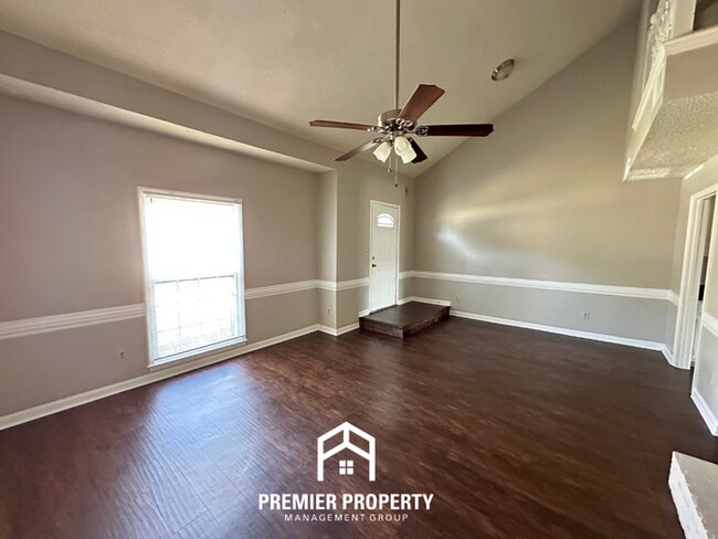 Foto del edificio - Beautiful 3BR/2BA Near Southwind | Soaring Vaulted Ceilings, Fireplace & Quiet Cove
