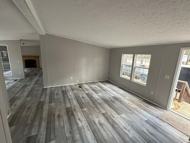 Building Photo - Newly Renovated Mobile Home Rental on the ...