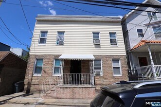 Building Photo - 9 Maple St
