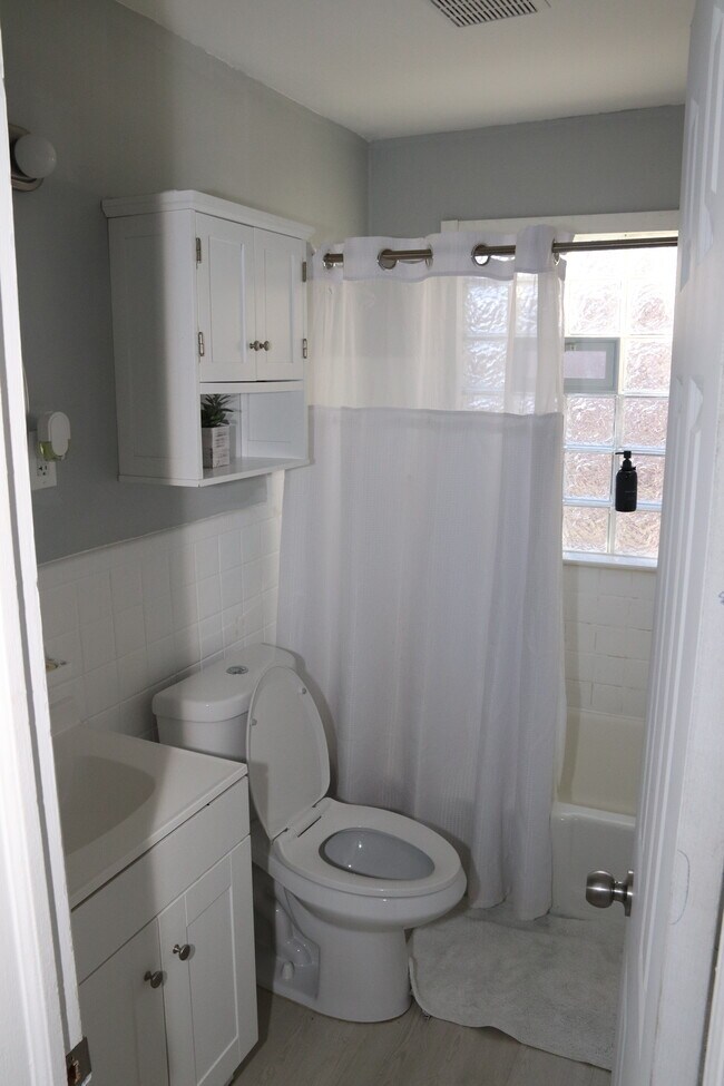 First floor bathroom - 19315 Roscommon St