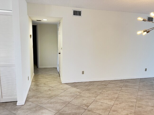 Foto del edificio - Great first floor Condo - Annual Lease