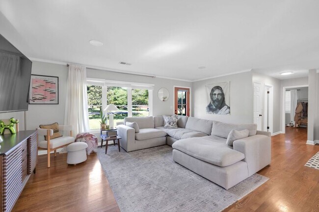 Building Photo - Charming 2 Bed Home I Open Floor Plan w/ B...
