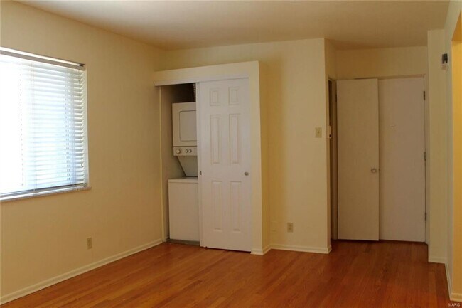 Foto del edificio - LOCATION!! LOCATION!!! This One bedroom/on...