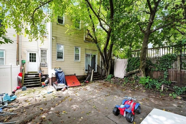 Building Photo - 122 Hutton St