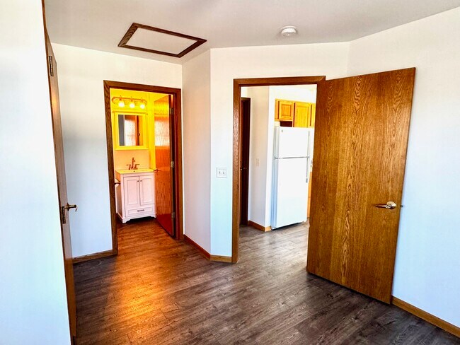 Entrada - 210 E Verona Ave