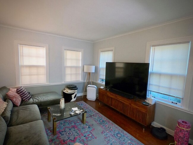 Building Photo - 9/1 Beautiful Hidden GEM. 2 Blocks from Wa...