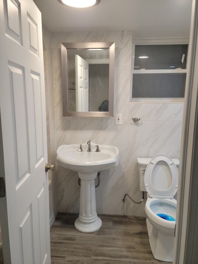 Foto del edificio - 528 Snediker Ave