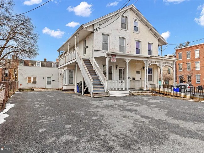Exterior/Estacionamiento - 1336 Susquehanna St