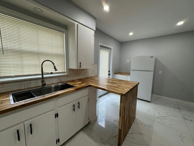 Foto del edificio - 329 Pine Ridge Rd