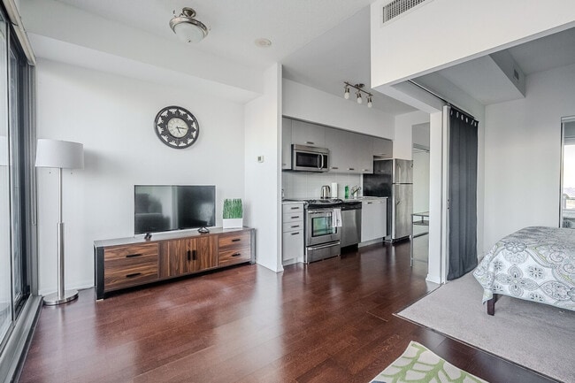 Photo du bâtiment - 801 Bay St.