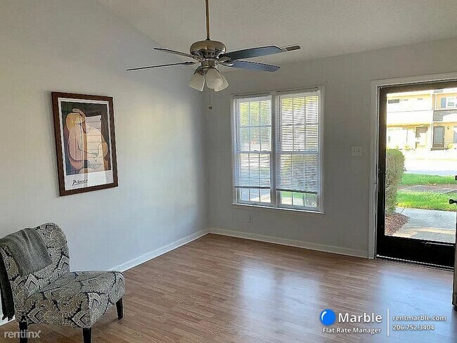 Building Photo - 2 br, 1 bath Townhome - 2518 Hitchcock Dr