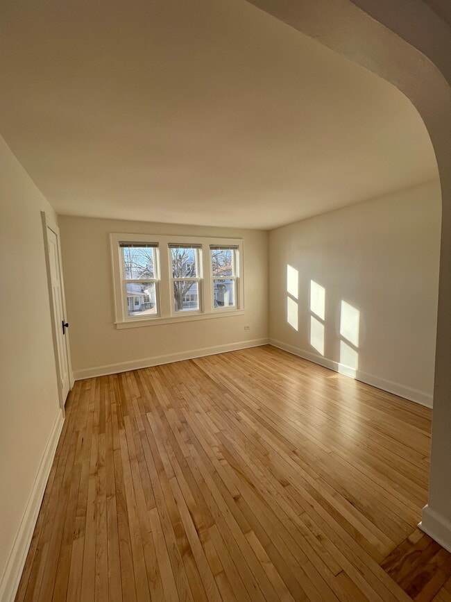 La sala de estar está orientada al oeste. - 2706 E Morgan Ave