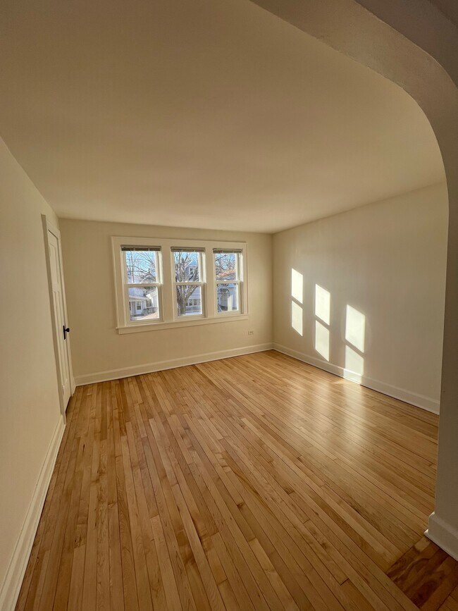 La sala de estar está orientada al oeste. - 2706 E Morgan Ave