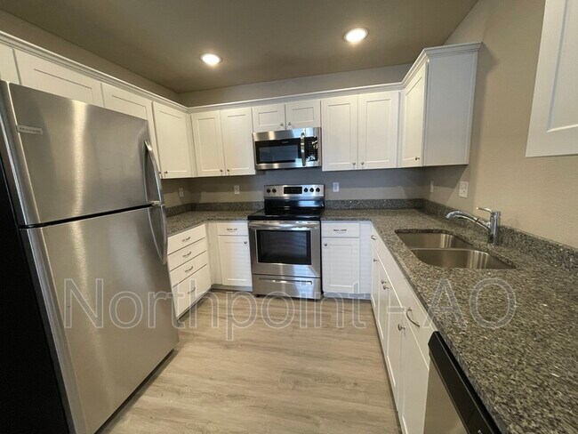 Building Photo - 208 SW Sunflower St