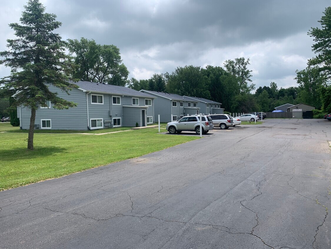 13366 North Rd, Fenton, MI 48430 13366 North Rd Fenton, MI