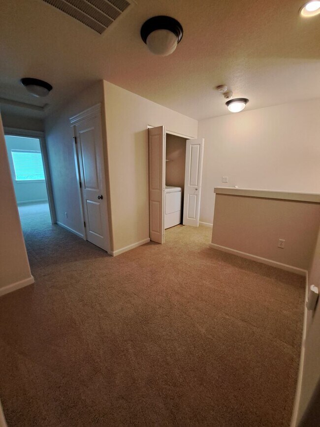 Building Photo - 3 bedroom End Unit Townhouse - Oregon City