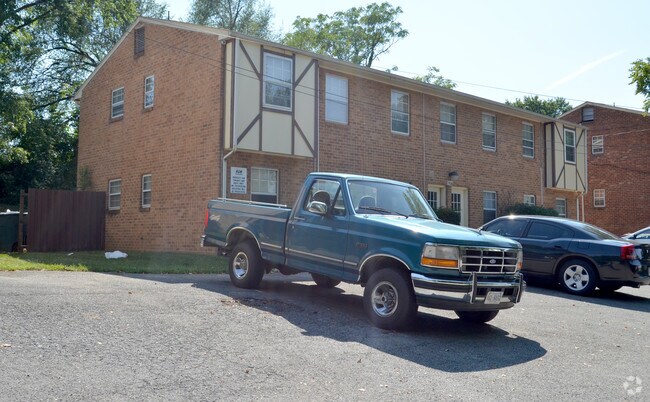 Building Photo - 902 Cottage Ave