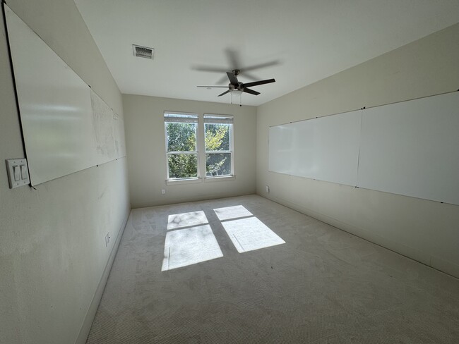 Foto del edificio - 2129 Lovedale Ave