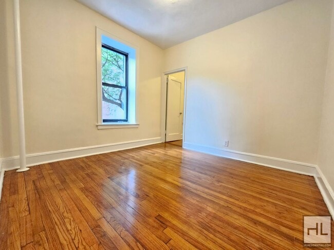 Building Photo - Bright 2-Bedroom Corner Unit in Murray Hil...