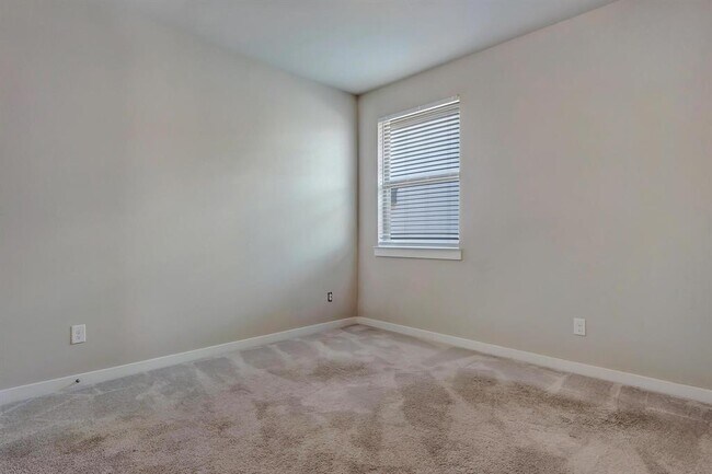 Building Photo - 124 Saturnia Dr