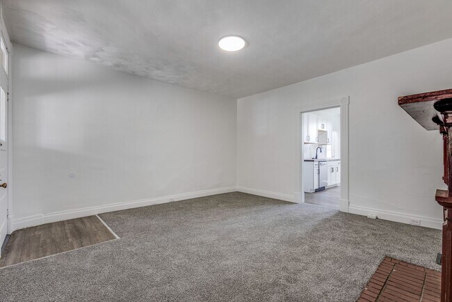 Foto del edificio - AVAILABLE NOW - Beautifully RENOVATED 3 Bedroom Home w/ TONS of Natural Light!