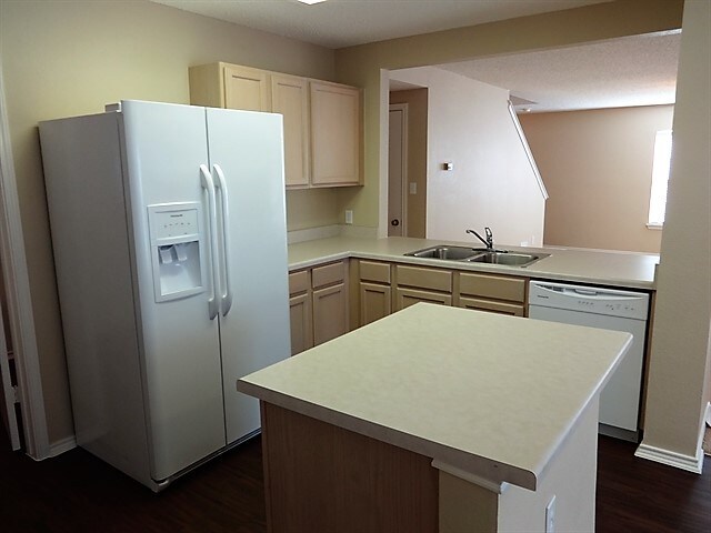 Building Photo - 420 Emerald Fields Ln
