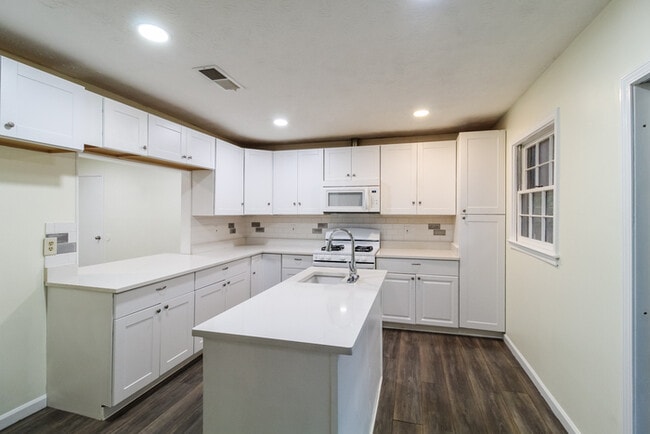Building Photo - 2979 Tiller Trail SW