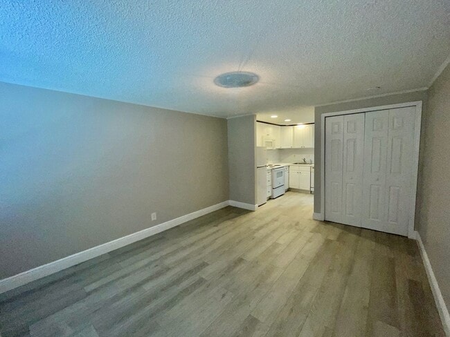 Building Photo - Remodeled Studio w/ Screened Patio "Crossi...