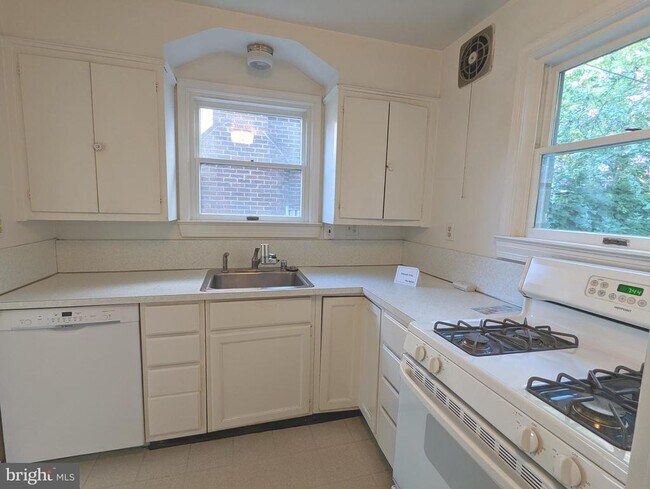 Building Photo - 4523 Q St NW