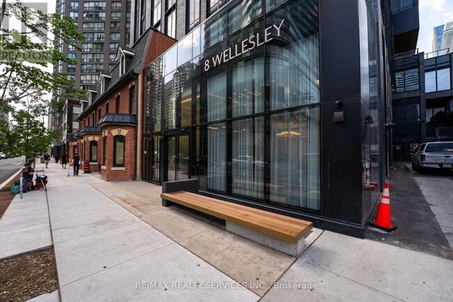 Photo du bâtiment - 8-4908 Wellesley St W