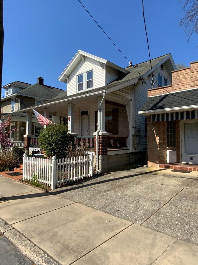 Building Photo - 3 br, 1.5 bath House - 33-35 S PENN STREET