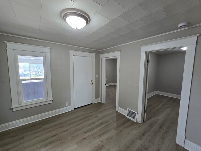 Building Photo - 518 Kern St