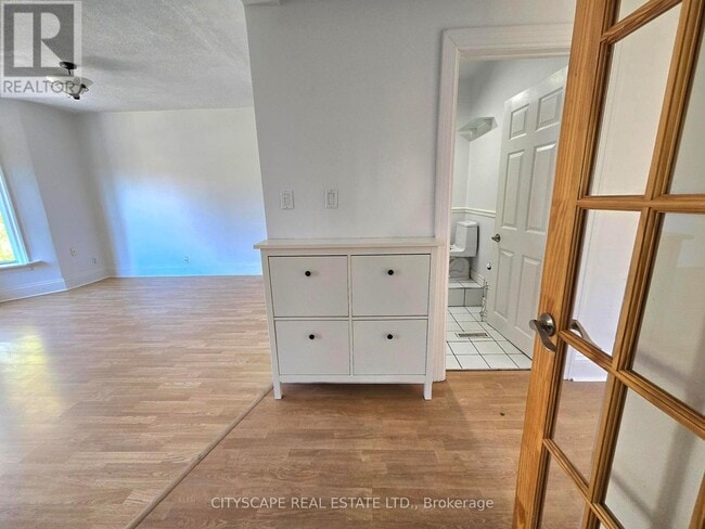 Building Photo - 45 Fairholt Rd S