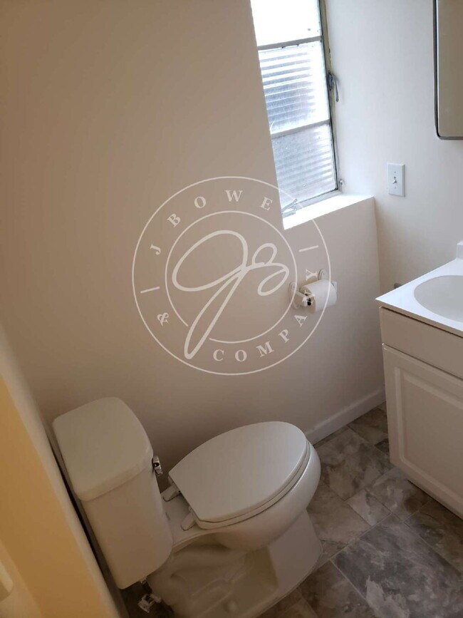 Foto del edificio - "Charming Studio Retreat: Cozy 400 Sq Ft Oasis in Ottawa Hills! -Only pay electric!