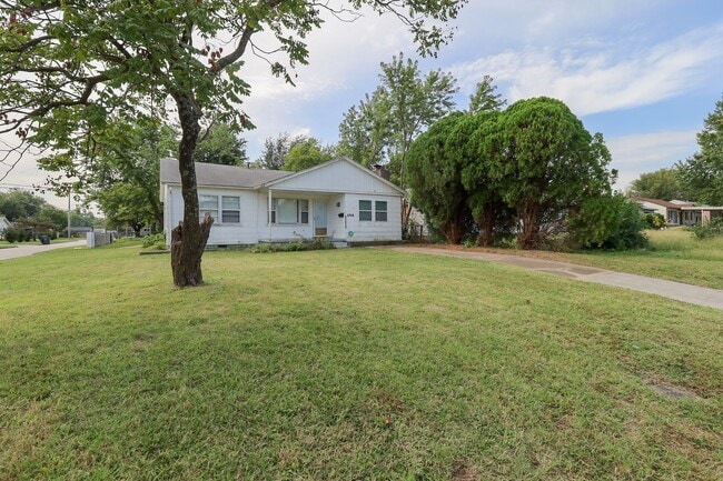 Foto del edificio - 3 BED 1 BATH! Schedule a tour today!