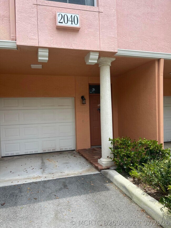 Building Photo - 2040 Alta Meadows Ln