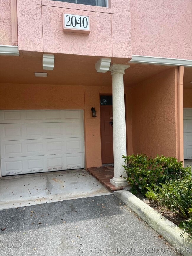 Building Photo - 2040 Alta Meadows Ln