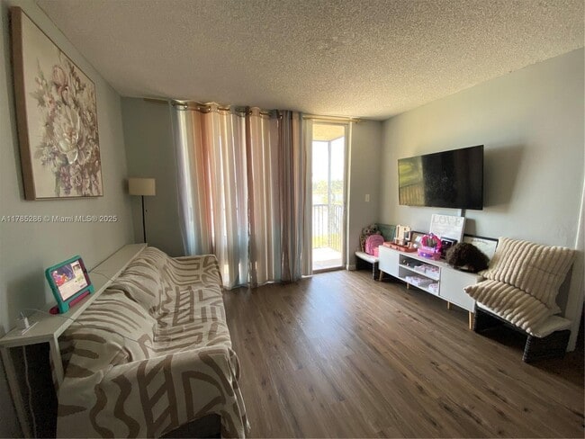 Foto del edificio - 8710 N Sherman Cir