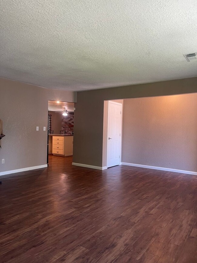 Building Photo - LARGE 4 BEDROOM 2 BATHROOM HOME IN THE PEPPERTREE SUBDIVISION