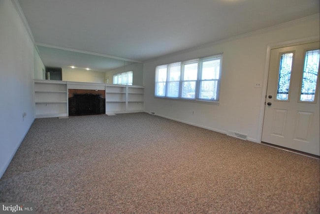 Building Photo - 6633 Seneca Dr