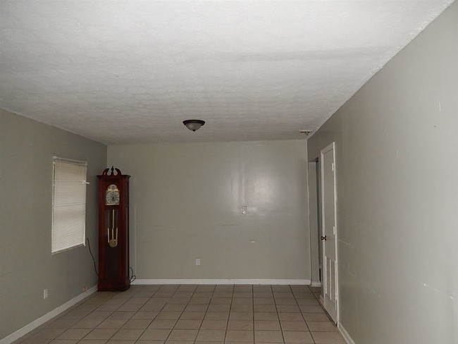 Building Photo - 42 Pine Cone St