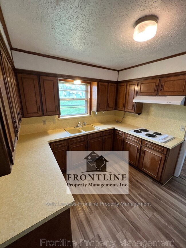 Building Photo - 3 Bedroom Home - Large fenced backyard! Gr...