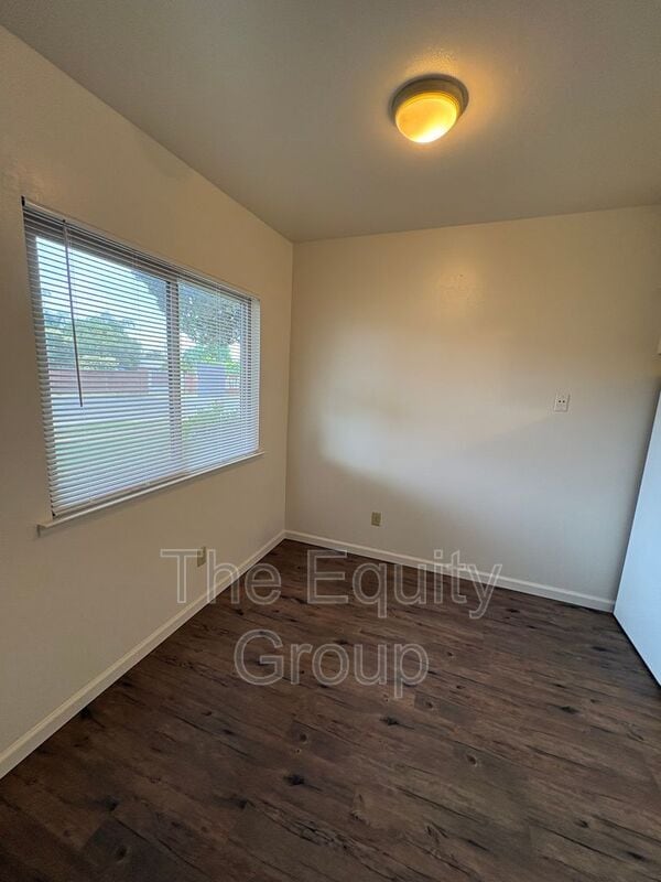Building Photo - 1400 W Elowin Ave