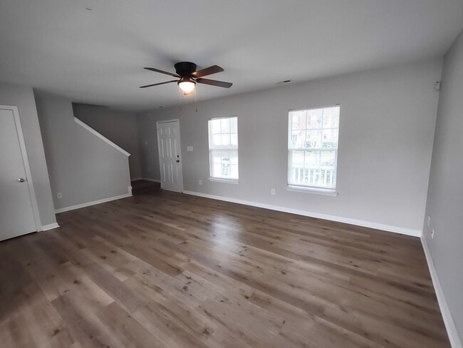 Building Photo - Move-In Ready Home located in the Back Cre...