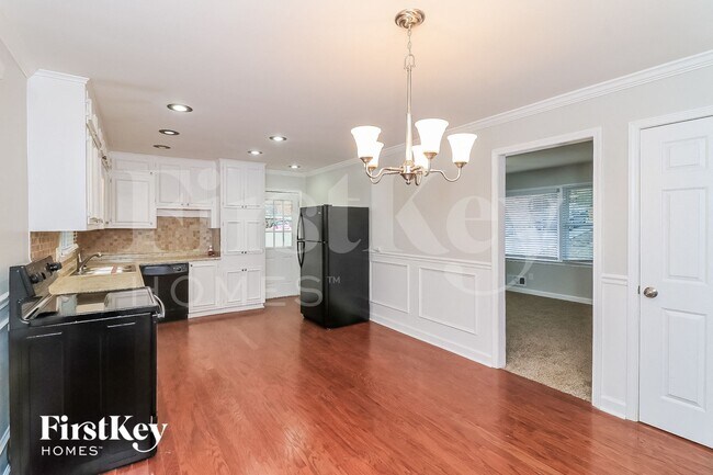 Foto del edificio - 5721 Crestview Dr